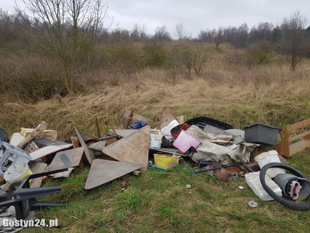 Śmieci wyrzucone przy trasie Skoków-Skokówko