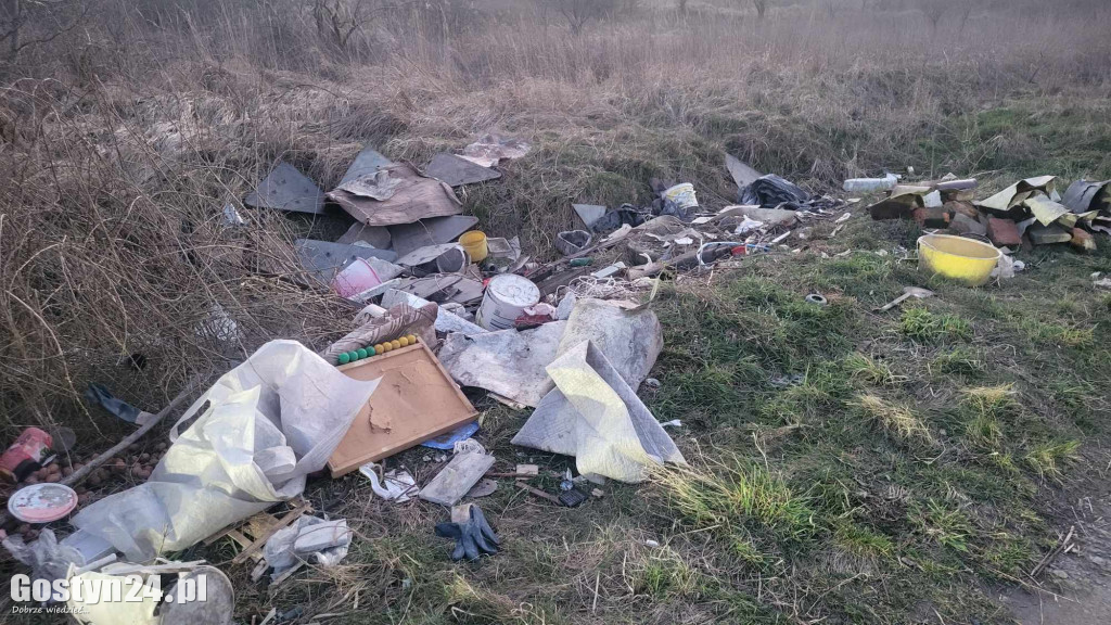 Śmieci wyrzucone przy trasie Skoków-Skokówko
