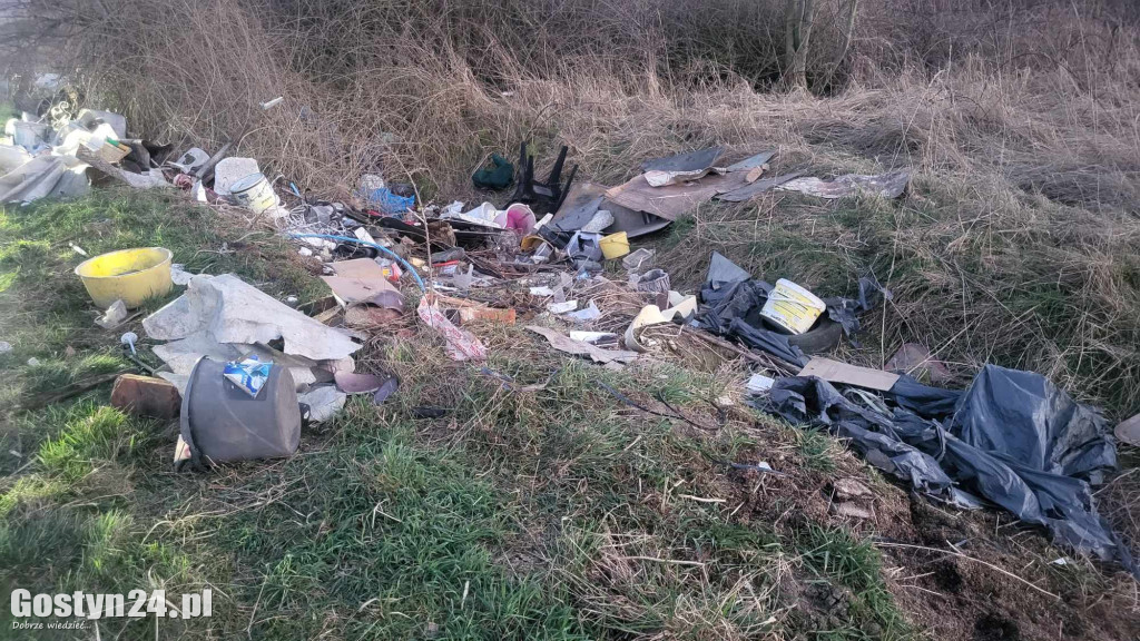Śmieci wyrzucone przy trasie Skoków-Skokówko