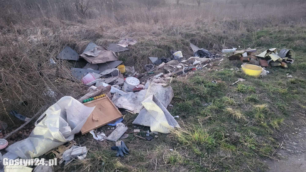 Śmieci wyrzucone przy trasie Skoków-Skokówko