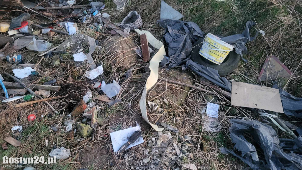 Śmieci wyrzucone przy trasie Skoków-Skokówko