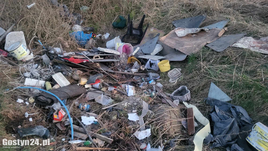 Śmieci wyrzucone przy trasie Skoków-Skokówko