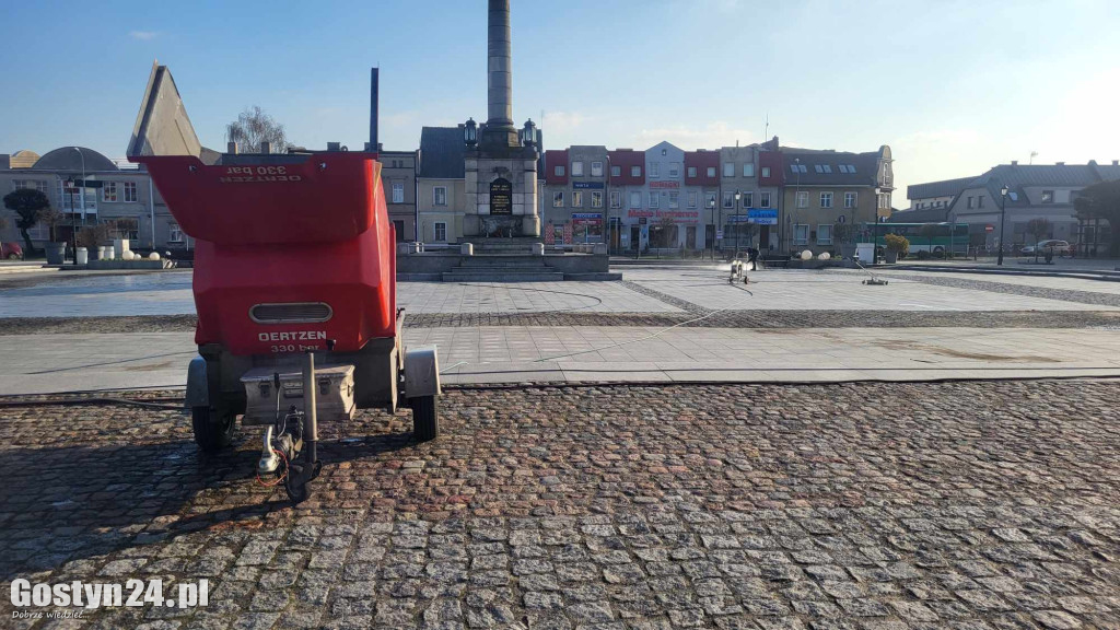 Trwa czyszczenie głównej pyty rynku w Gostyniu