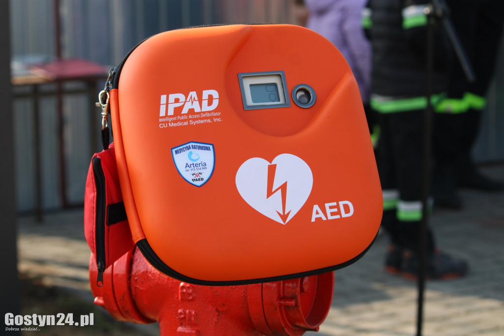 Przekazanie defibrylatora w Sarbinowie