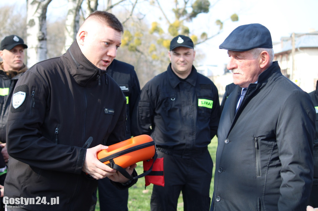 Przekazanie defibrylatora w Sarbinowie