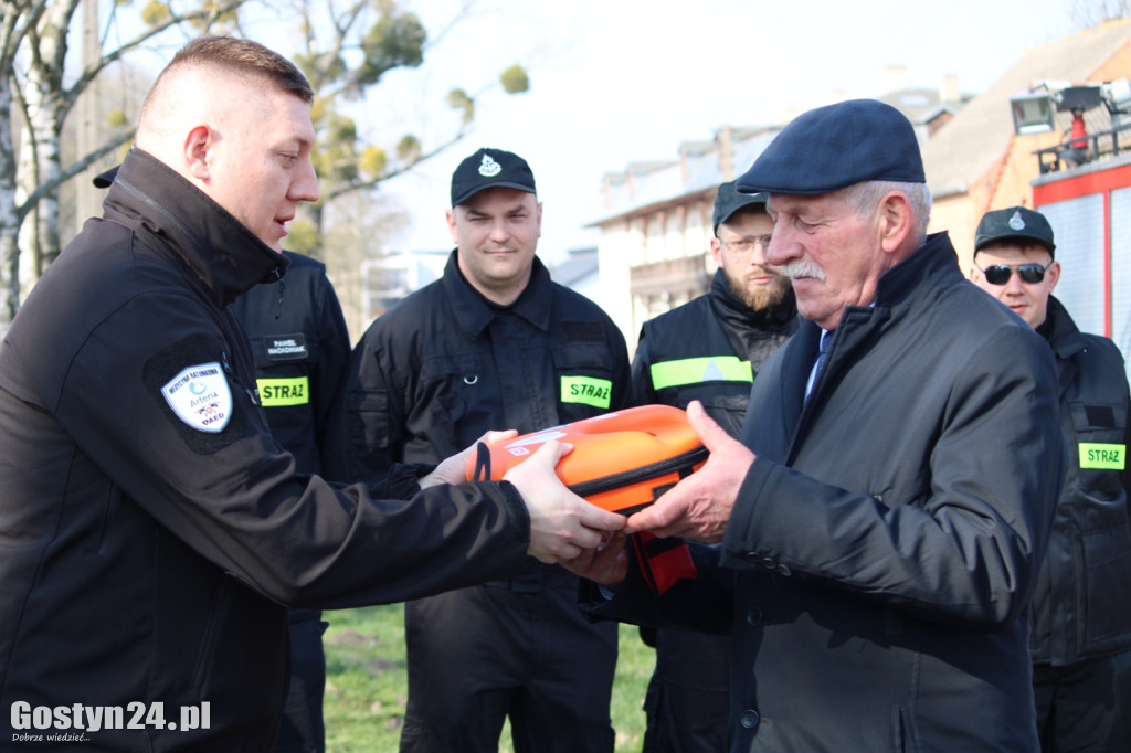 Przekazanie defibrylatora w Sarbinowie