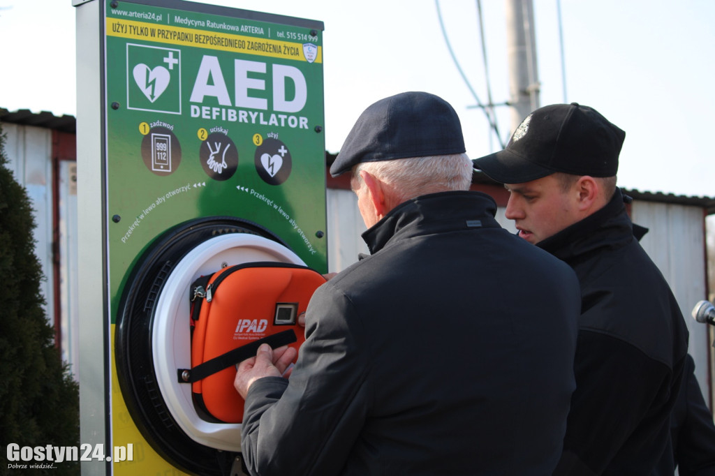 Przekazanie defibrylatora w Sarbinowie