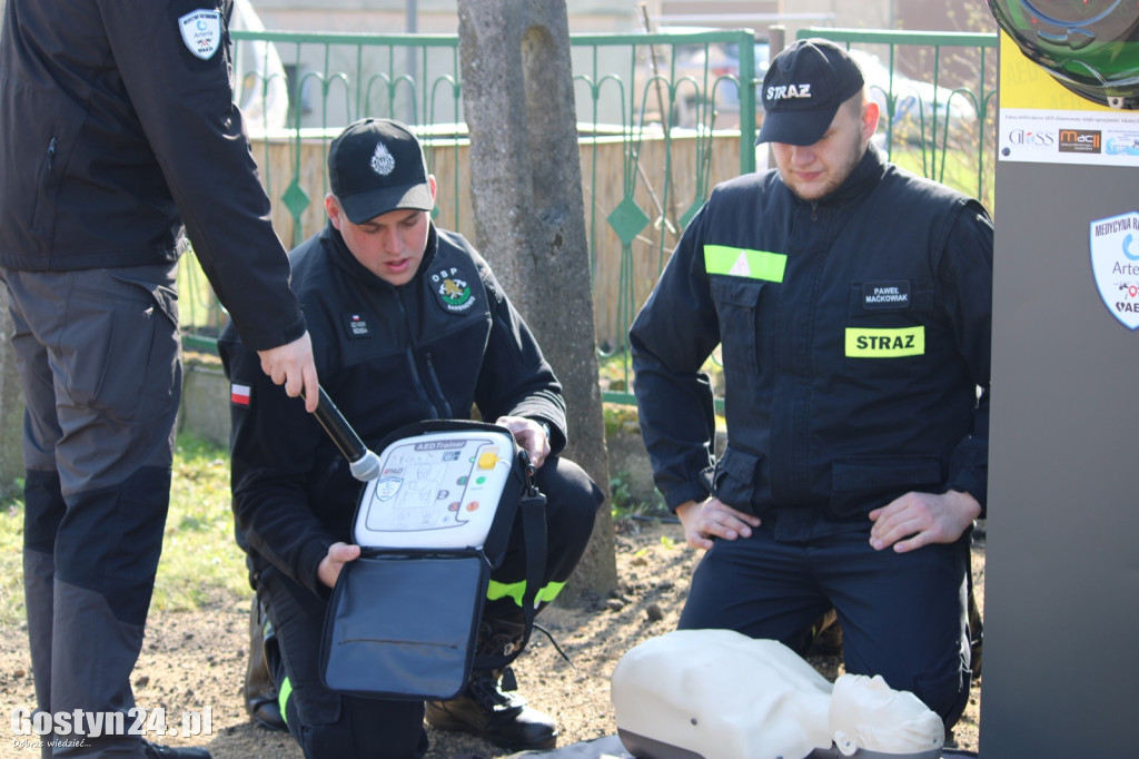 Przekazanie defibrylatora w Sarbinowie