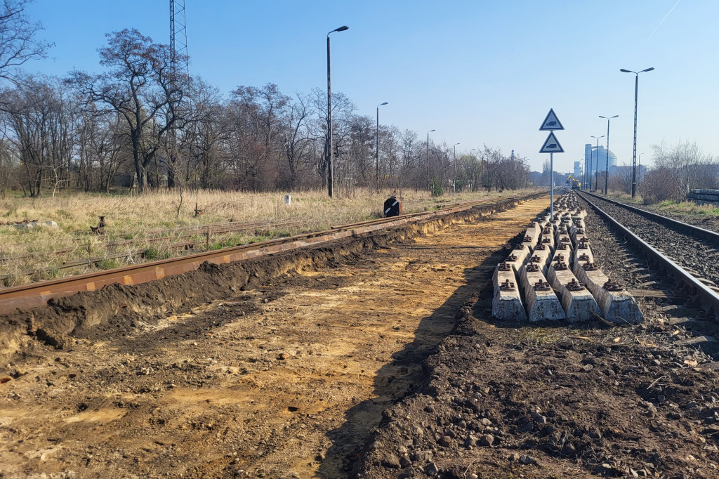 Trwa wymiana torów pomiędzy dworcem a ul. Leśną w Gostyniu