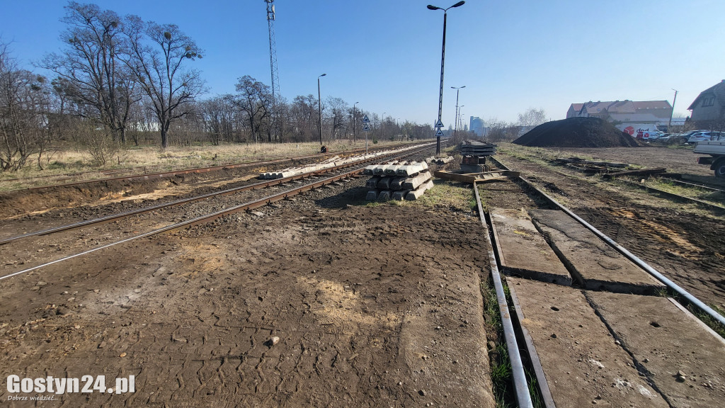 Trwa wymiana torów pomiędzy dworcem a ul. Leśną w Gostyniu