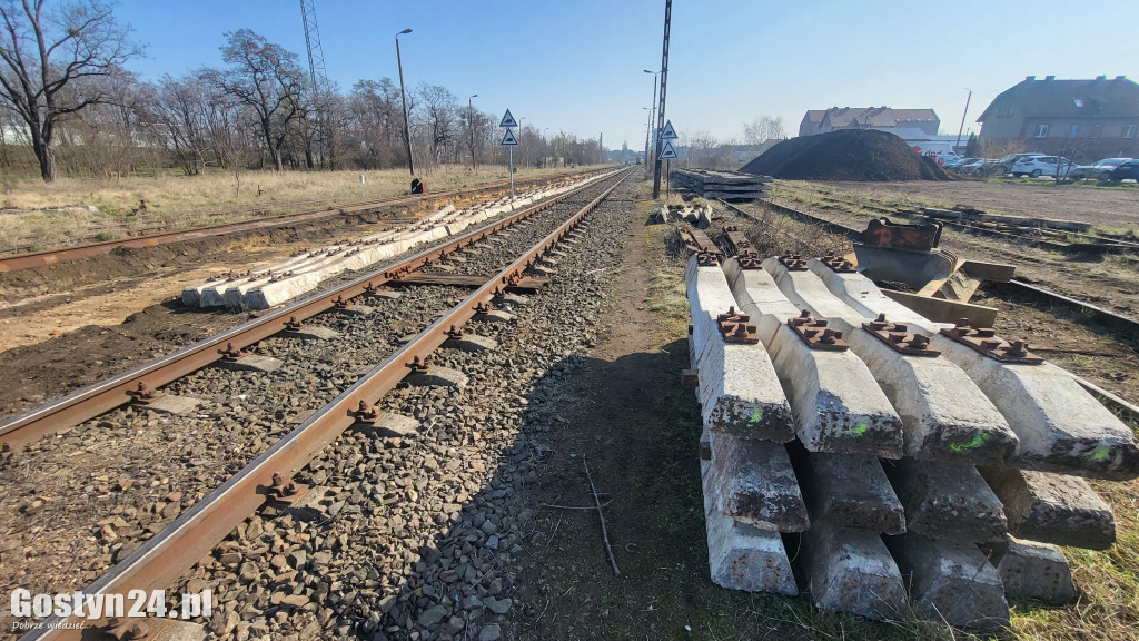 Trwa wymiana torów pomiędzy dworcem a ul. Leśną w Gostyniu
