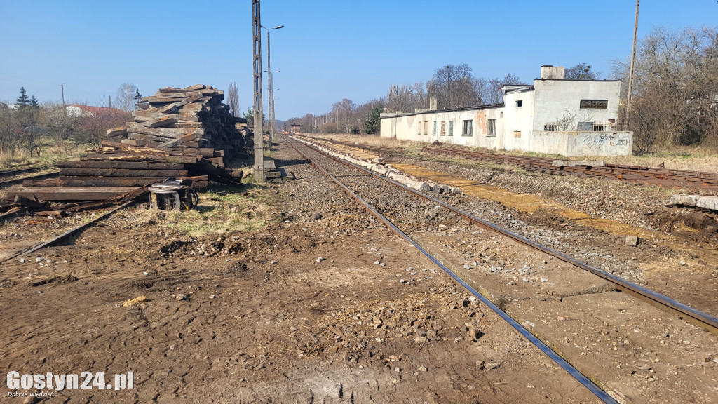 Trwa wymiana torów pomiędzy dworcem a ul. Leśną w Gostyniu