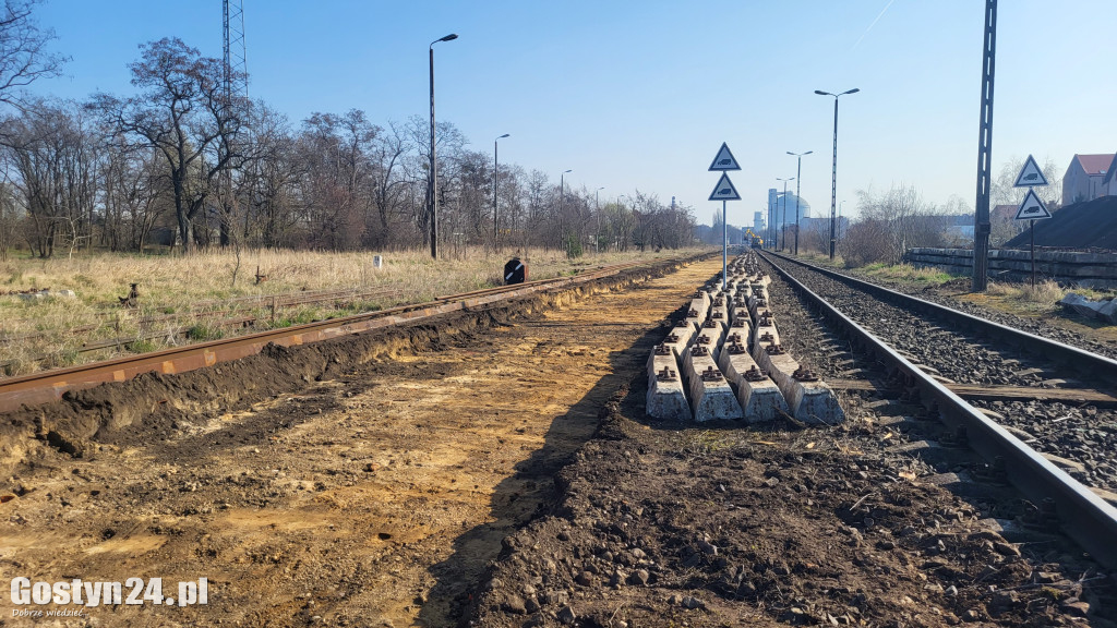 Trwa wymiana torów pomiędzy dworcem a ul. Leśną w Gostyniu