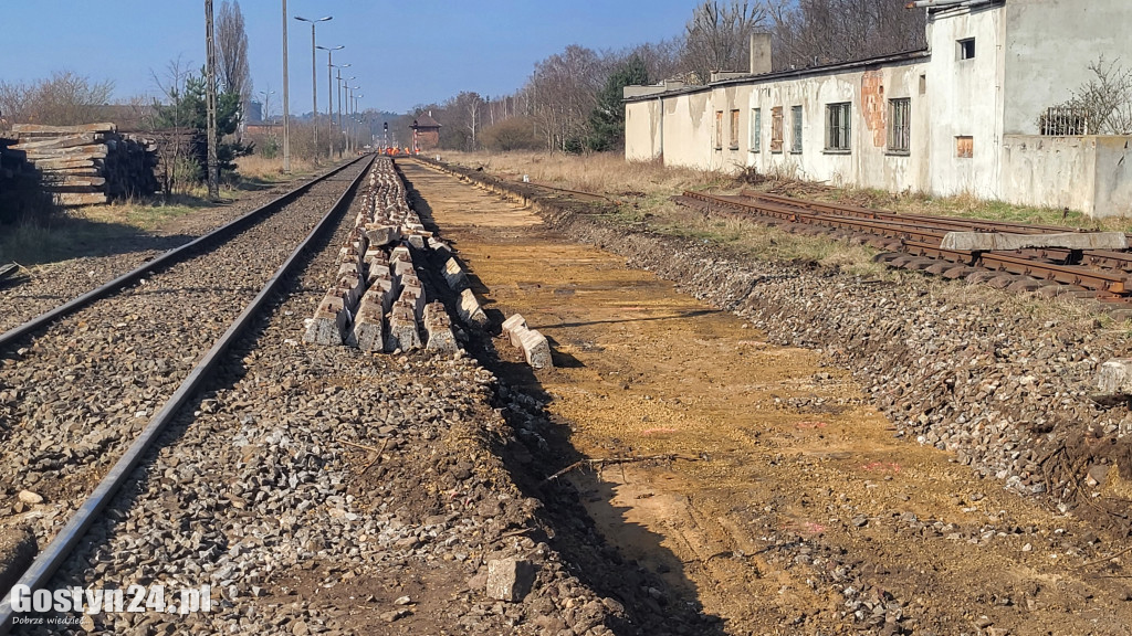 Trwa wymiana torów pomiędzy dworcem a ul. Leśną w Gostyniu