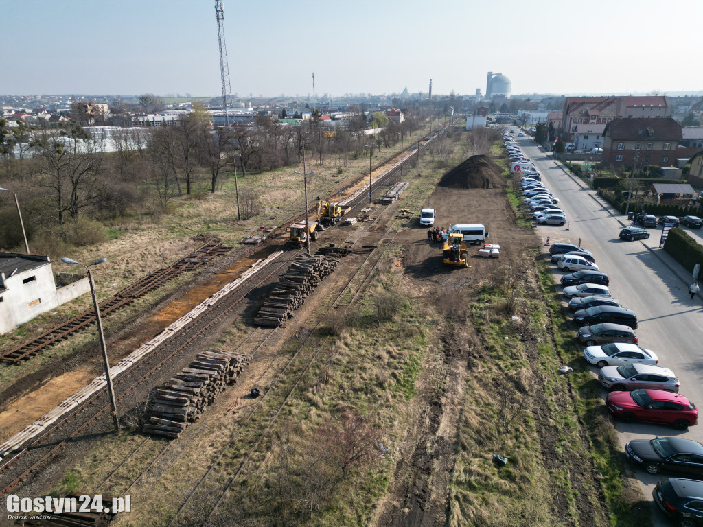 Trwa wymiana torów pomiędzy dworcem a ul. Leśną w Gostyniu