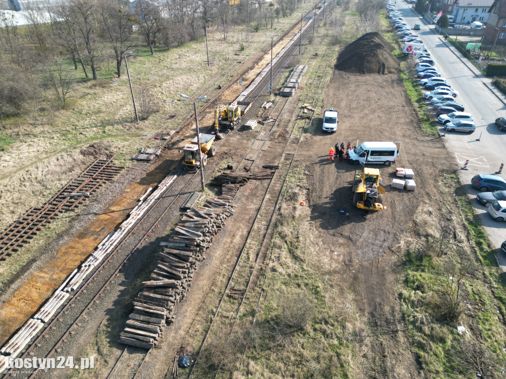 Trwa wymiana torów pomiędzy dworcem a ul. Leśną w Gostyniu