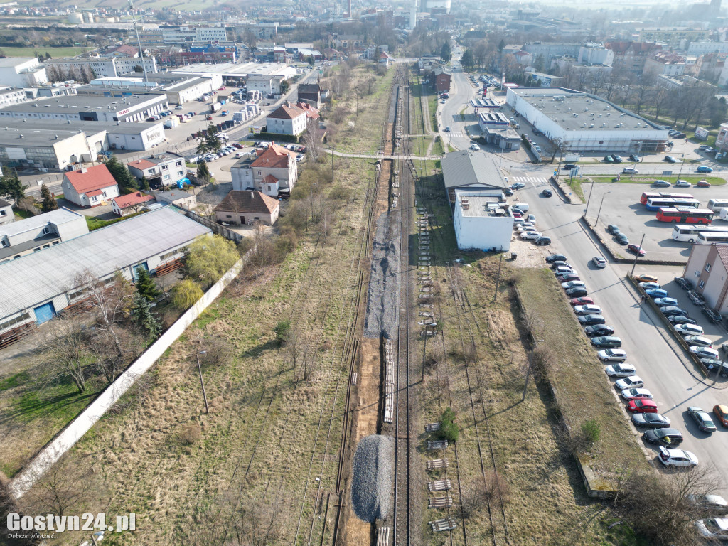 Trwa wymiana torów pomiędzy dworcem a ul. Leśną w Gostyniu