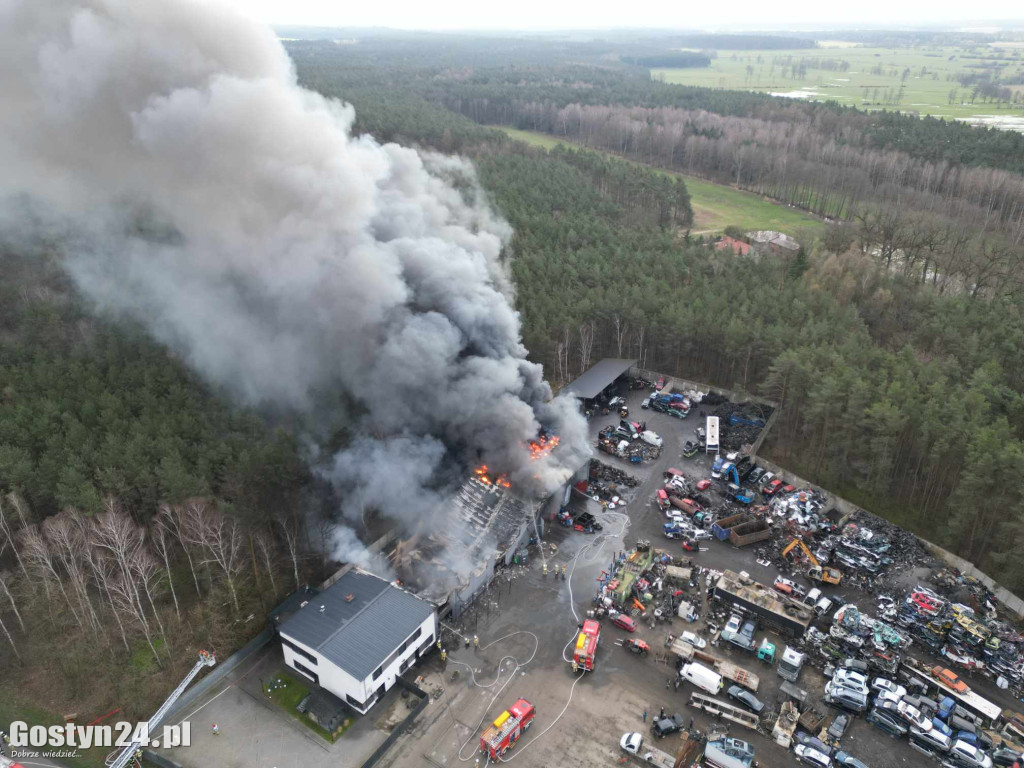 Pożar hali na terenie firmy w Śmiłowie pod Poniecem