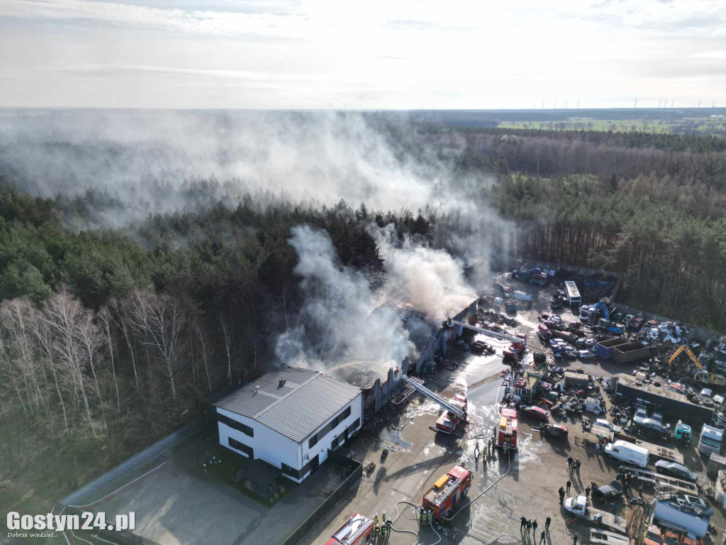 Pożar hali na terenie firmy w Śmiłowie pod Poniecem