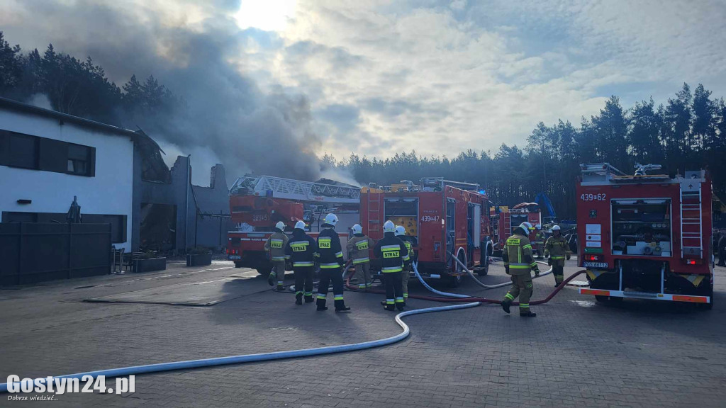 Pożar hali na terenie firmy w Śmiłowie pod Poniecem