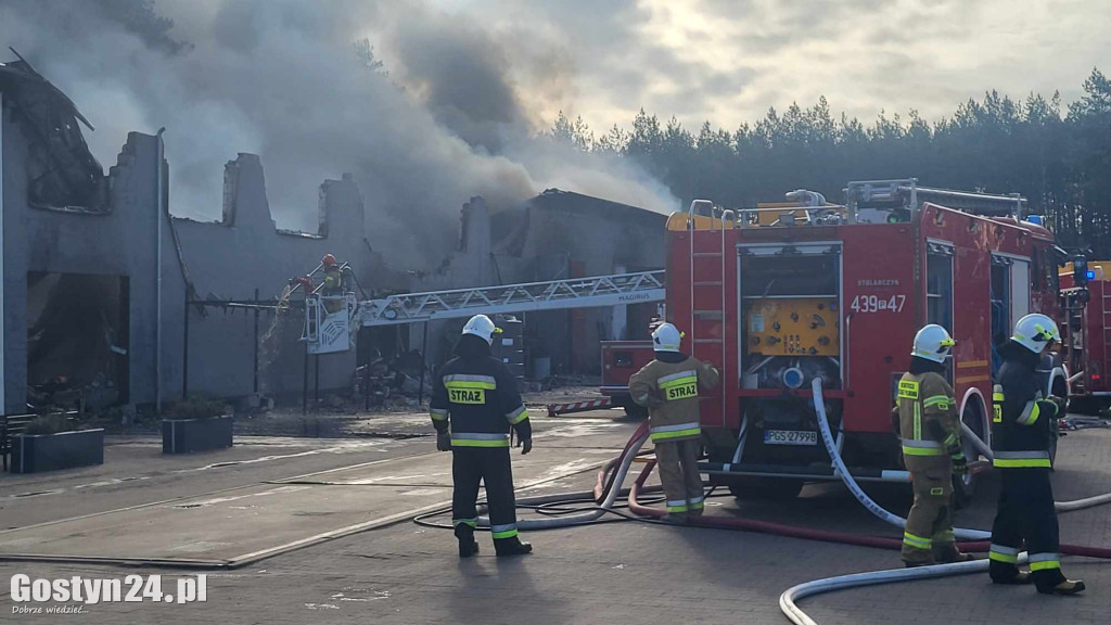 Pożar hali na terenie firmy w Śmiłowie pod Poniecem
