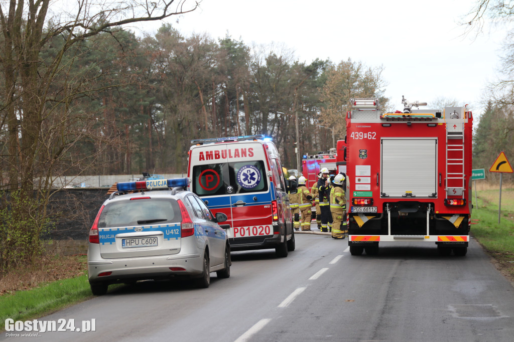 Pożar hali na terenie firmy w Śmiłowie pod Poniecem