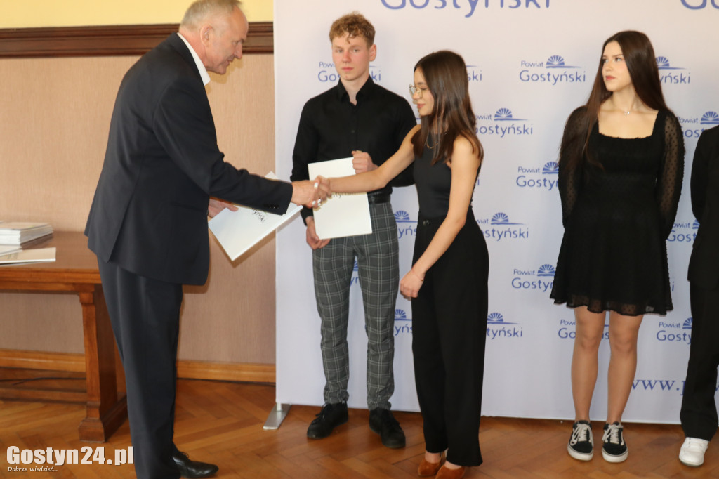 Stypendia sportowe dla młodych mieszkańców powiatu
