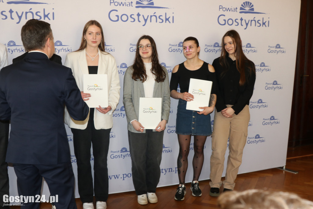Stypendia sportowe dla młodych mieszkańców powiatu