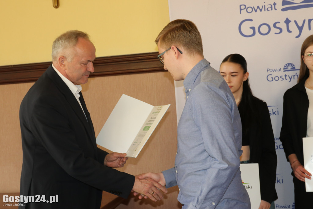 Stypendia sportowe dla młodych mieszkańców powiatu