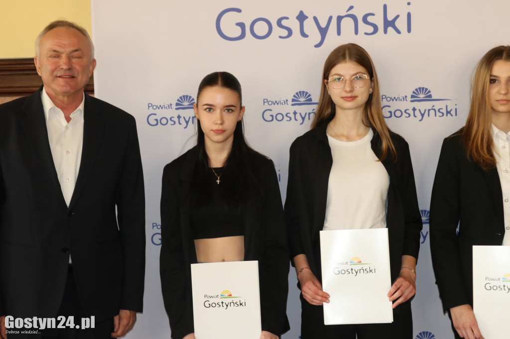 Stypendia sportowe dla młodych mieszkańców powiatu
