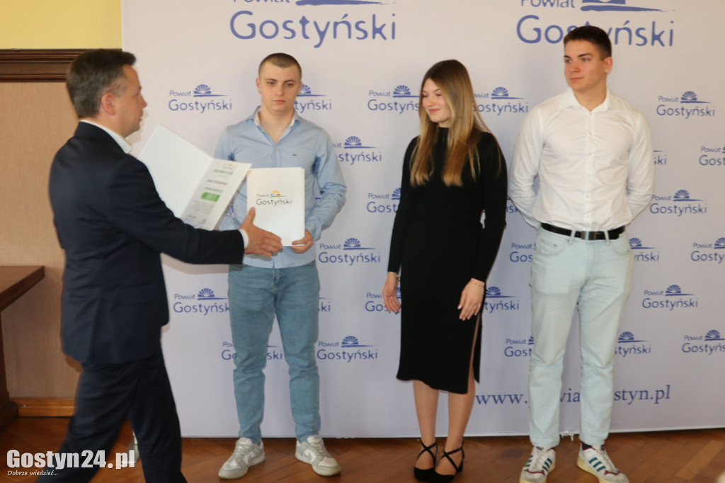 Stypendia sportowe dla młodych mieszkańców powiatu