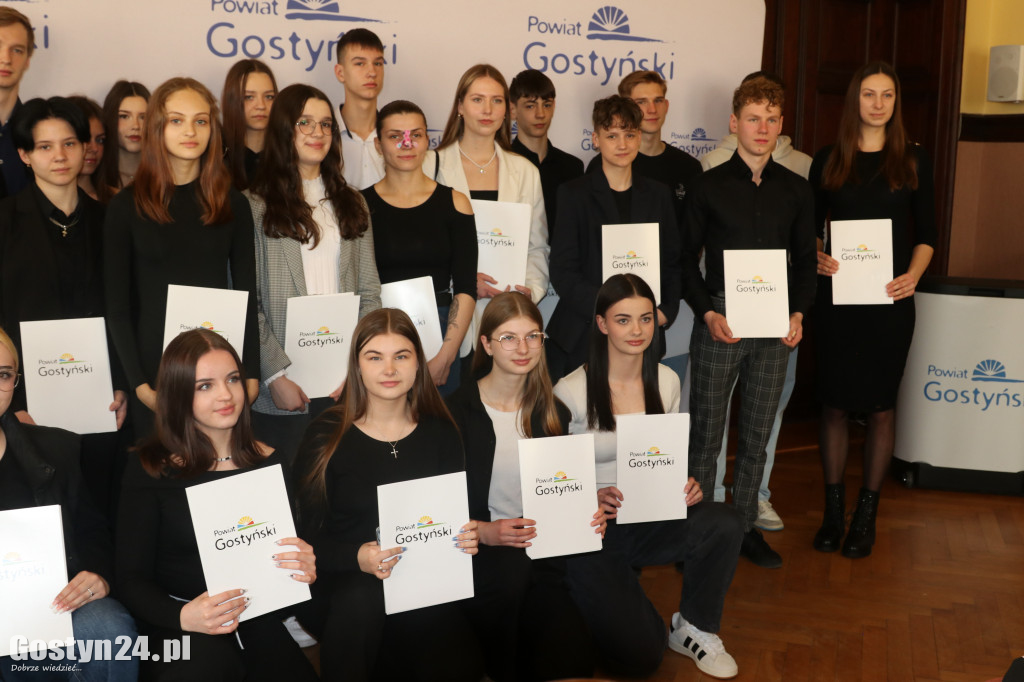 Stypendia sportowe dla młodych mieszkańców powiatu