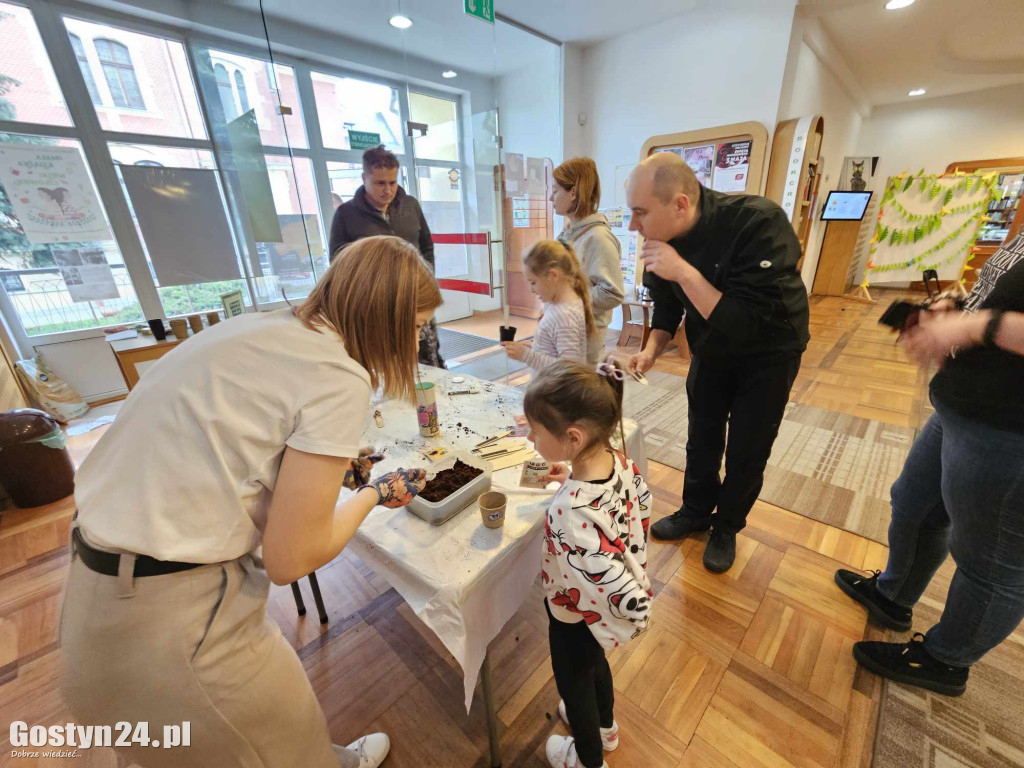 Wiosenny rozkwit w gostyńskiej bibliotece