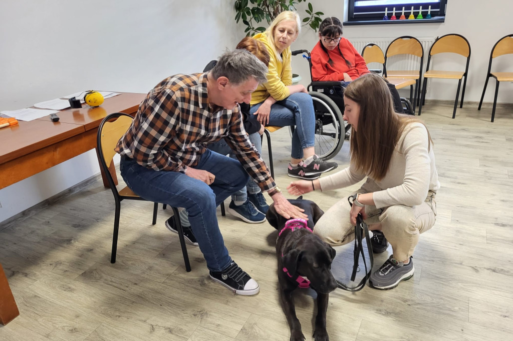 Dogoterapia z udziałem Samby w ŚDS Gostyń