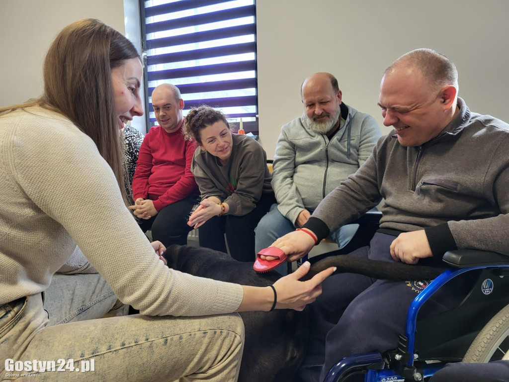 Dogoterapia z udziałem Samby w ŚDS Gostyń
