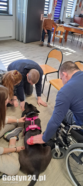 Dogoterapia z udziałem Samby w ŚDS Gostyń