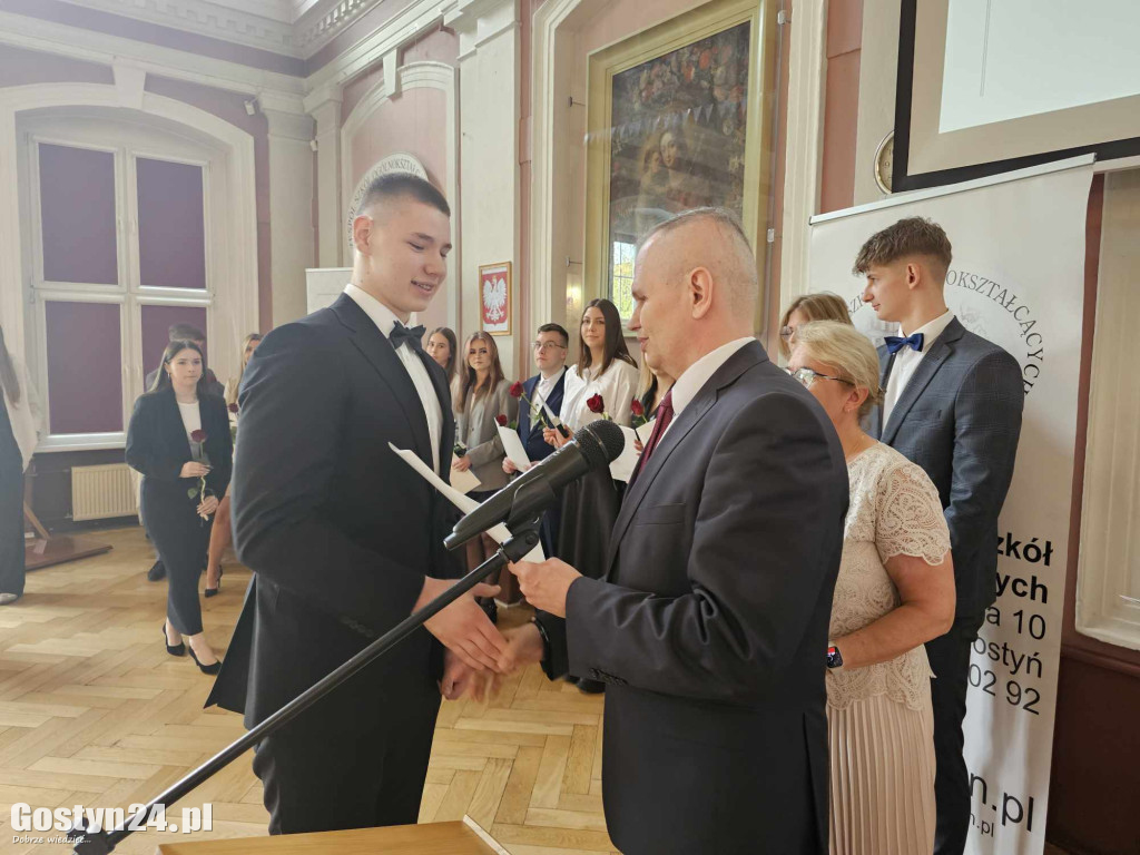 Pożegnanie ze szkołą maturzystów gostyńskiego liceum