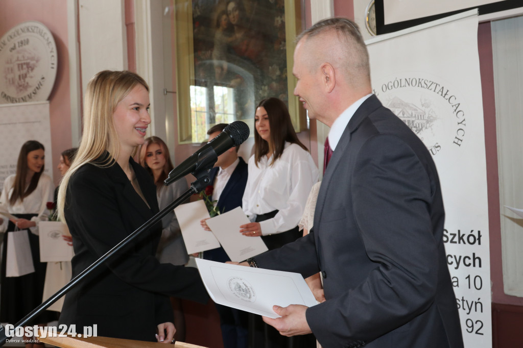 Pożegnanie ze szkołą maturzystów gostyńskiego liceum