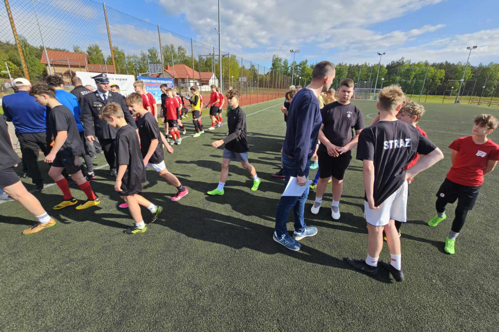 Turniej MDP na orliku w Piaskach