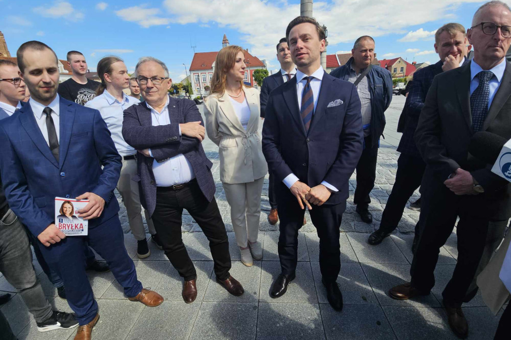 Krzysztof Bosak na rynku w Gostyniu