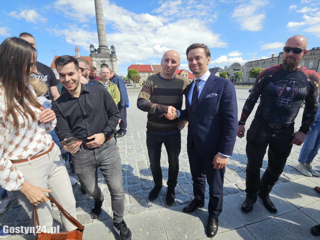 Krzysztof Bosak na rynku w Gostyniu