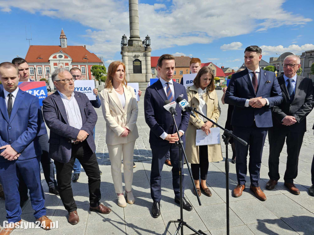 Krzysztof Bosak na rynku w Gostyniu