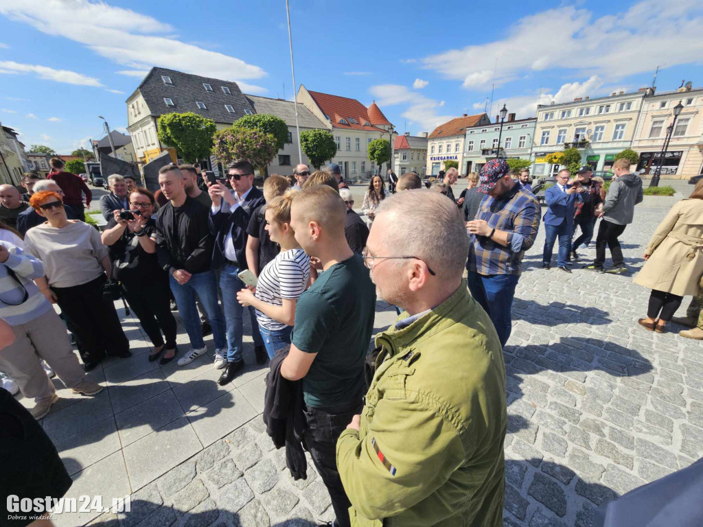 Krzysztof Bosak na rynku w Gostyniu