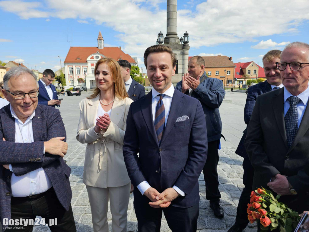 Krzysztof Bosak na rynku w Gostyniu