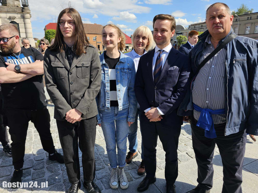 Krzysztof Bosak na rynku w Gostyniu