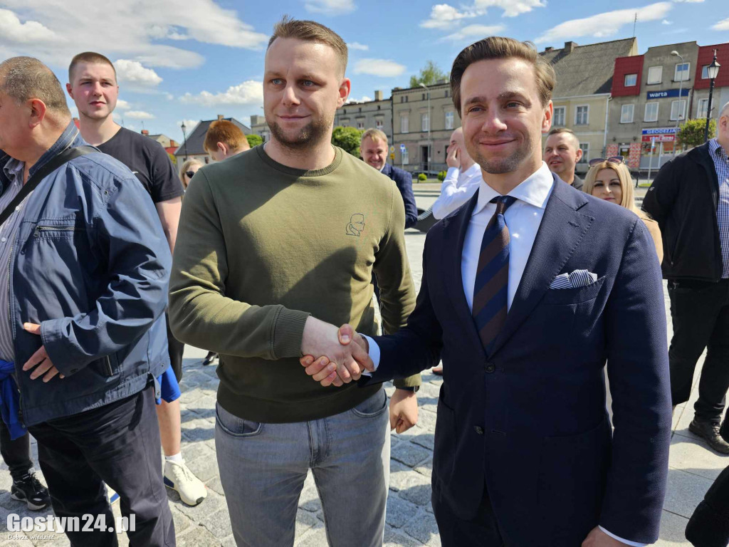 Krzysztof Bosak na rynku w Gostyniu