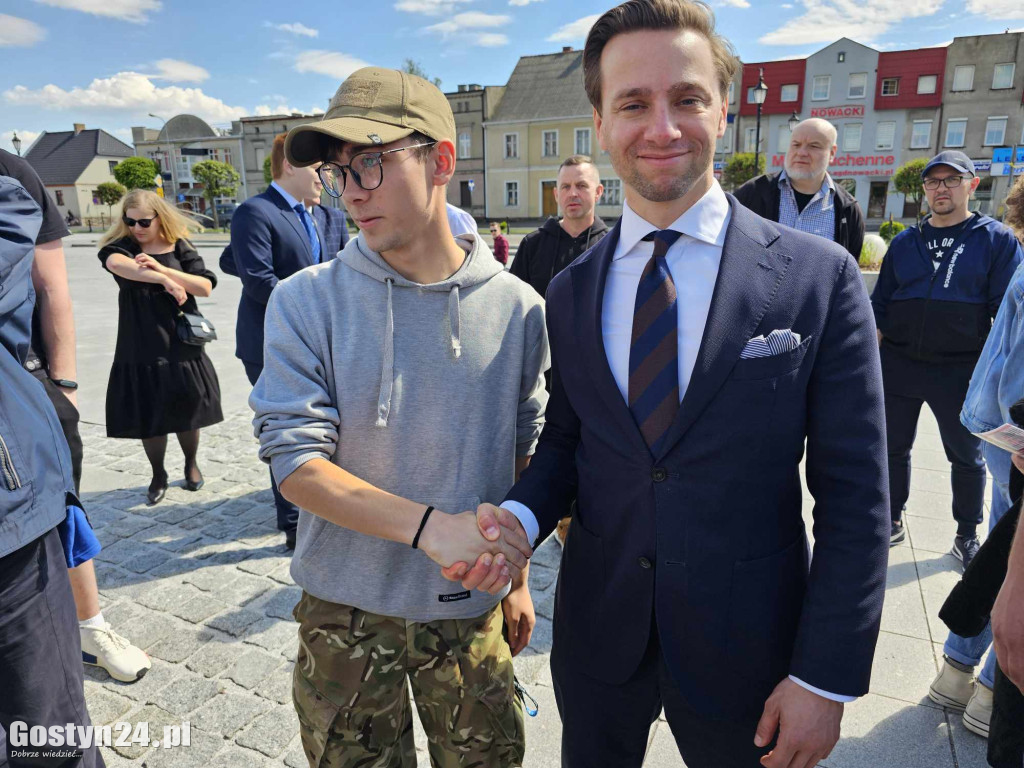 Krzysztof Bosak na rynku w Gostyniu