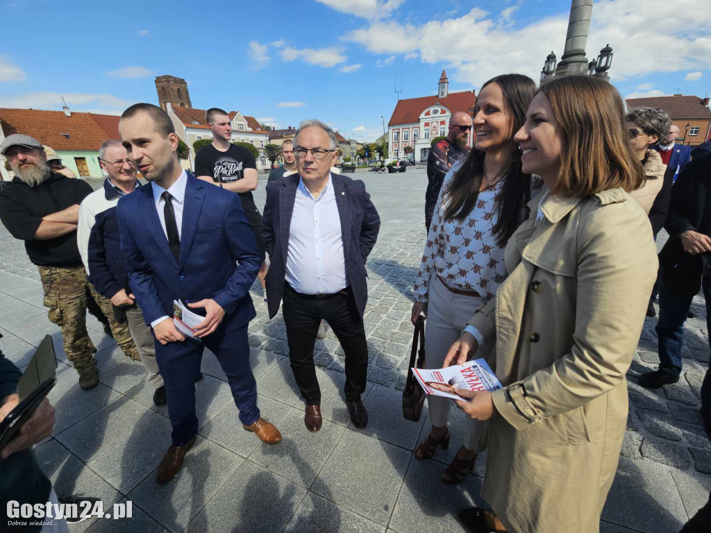 Krzysztof Bosak na rynku w Gostyniu