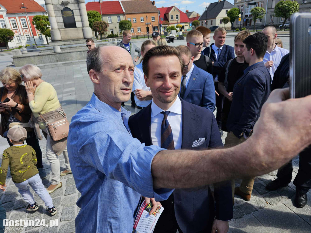 Krzysztof Bosak na rynku w Gostyniu