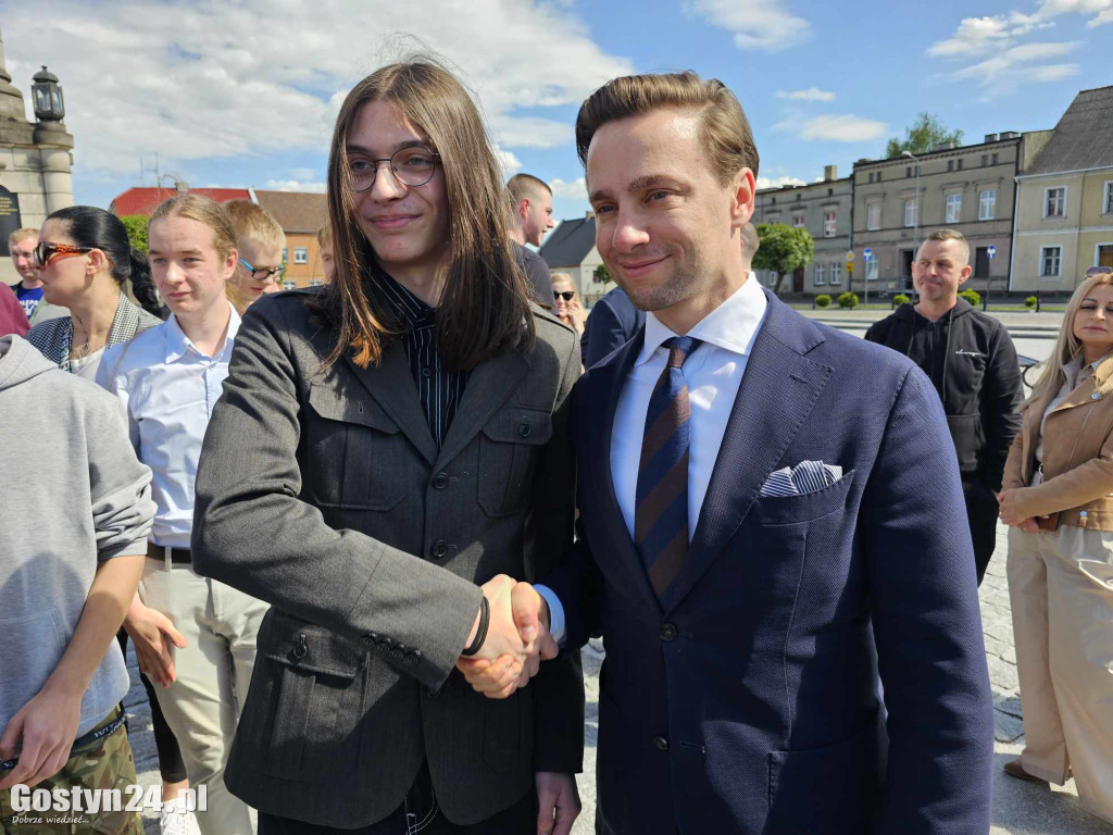 Krzysztof Bosak na rynku w Gostyniu